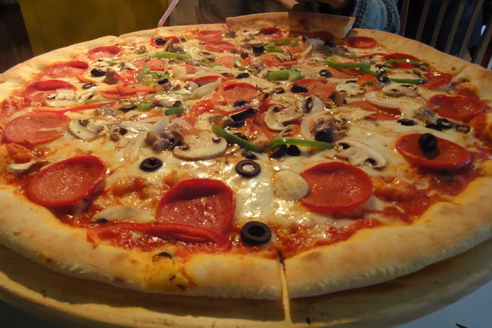 20인치 피자 @ 이태원 크로스 네스트