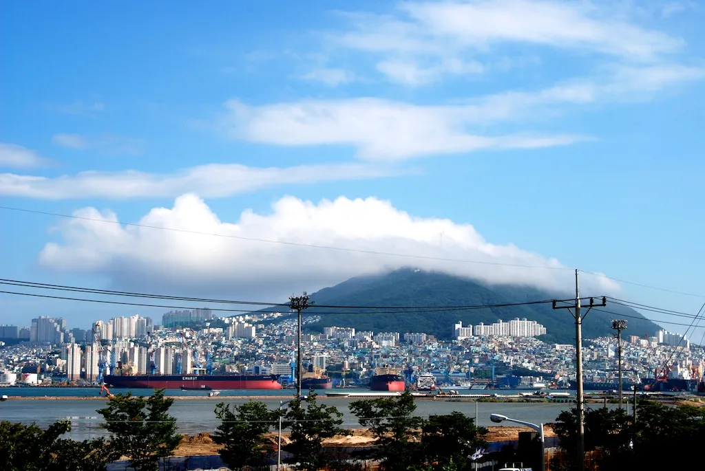 구름모자 쓴 영도의 봉래산