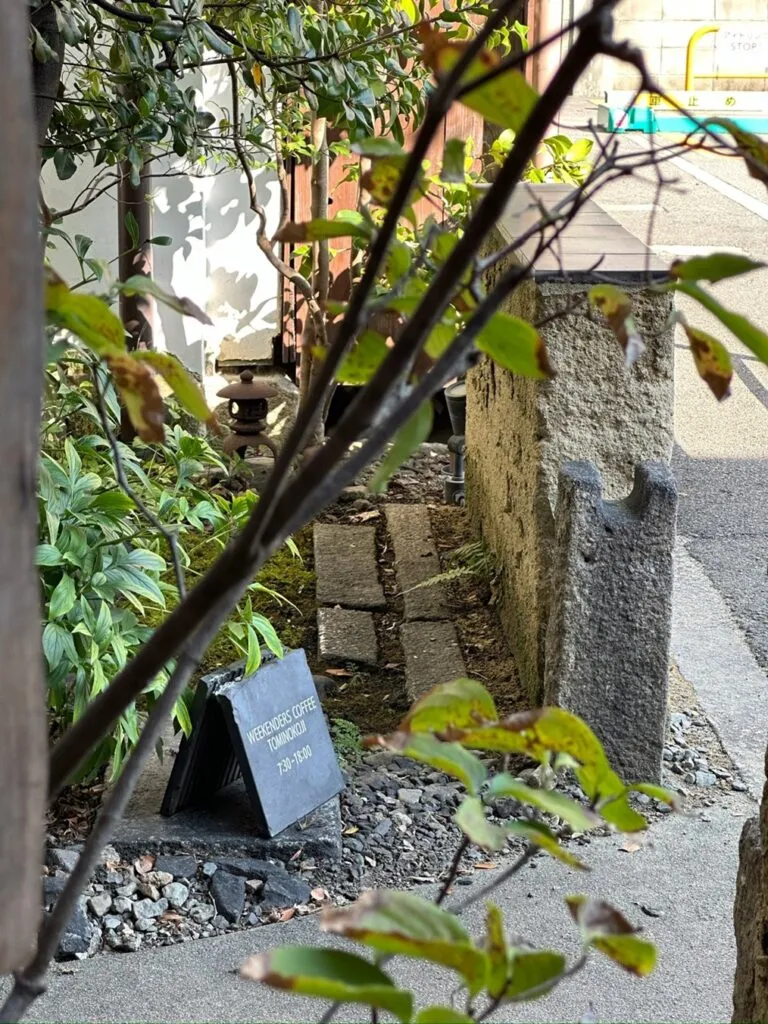 커피향이 은은하게 스며들었다